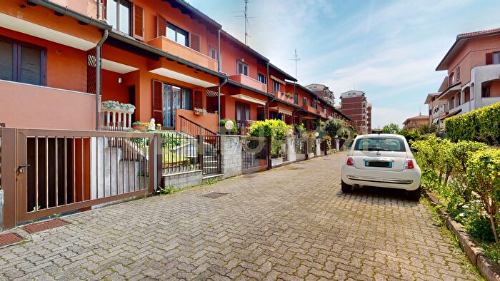 Casa quadrilocale in vendita in Via Mazzini, Garbagnate Milanese