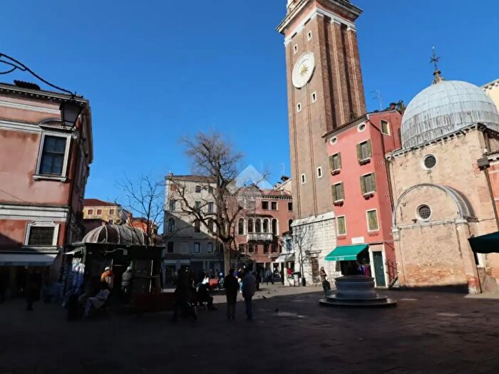 Appartamento trilocale in vendita in Campo SS Apostoli, Venezia