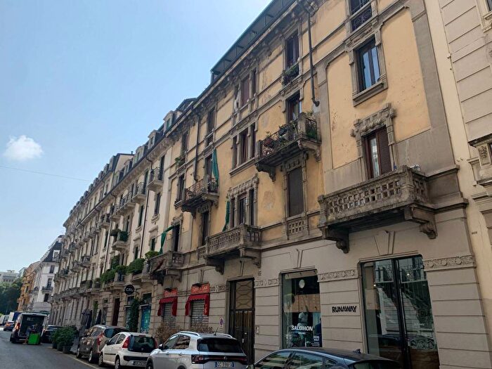 Appartamento trilocale in affitto in Via Ugo Bassi, Isola, Milano