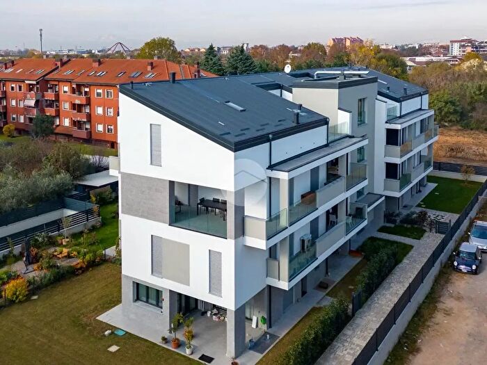 Appartamento quadrilocale in vendita in Via Olona, Rho