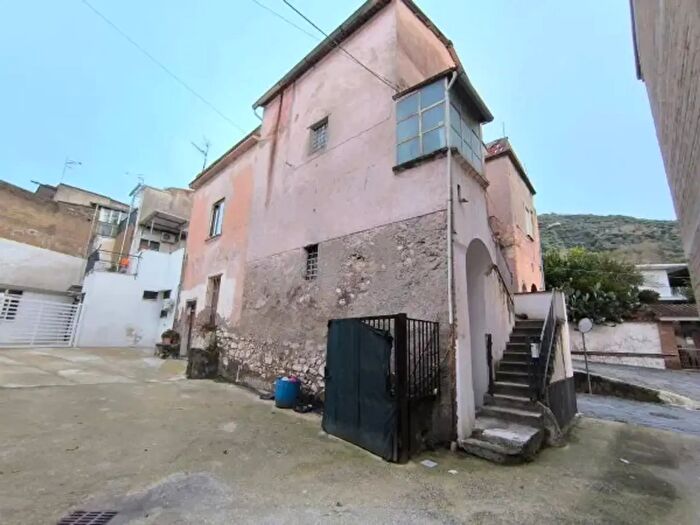 Appartamento trilocale in vendita in Via Parrocchia, Liveri