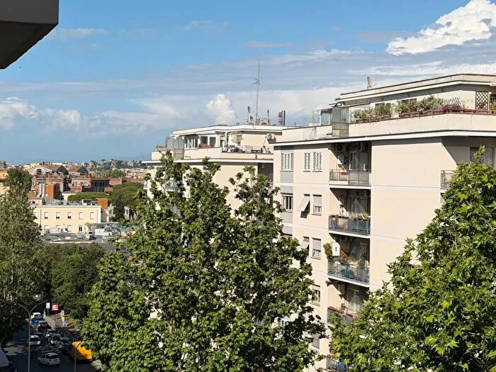 Appartamento trilocale in vendita in Via Cipro, Roma