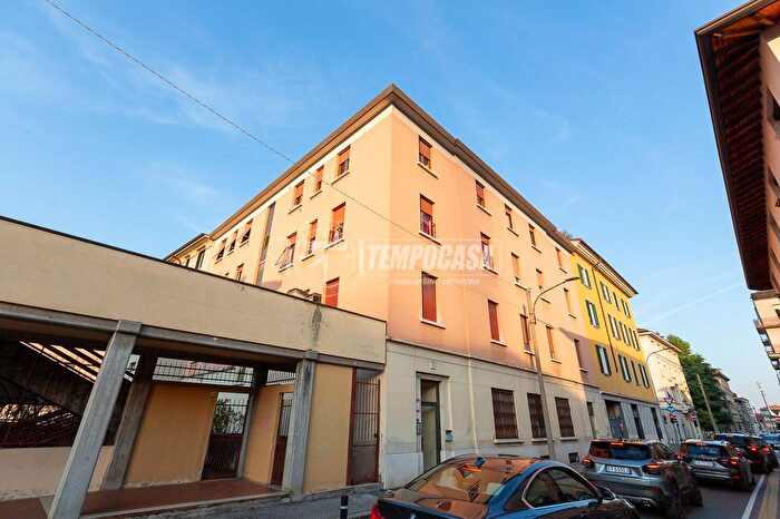 Appartamento trilocale in vendita in Via Sostegno, Brescia