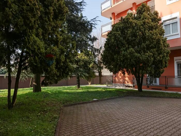 Appartamento trilocale in vendita in Via Pasubio, Cesano Boscone