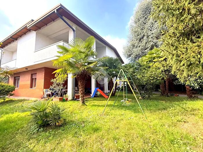 Casa con 8 locali in vendita in Via Enrico Toti, Caronno Pertusella