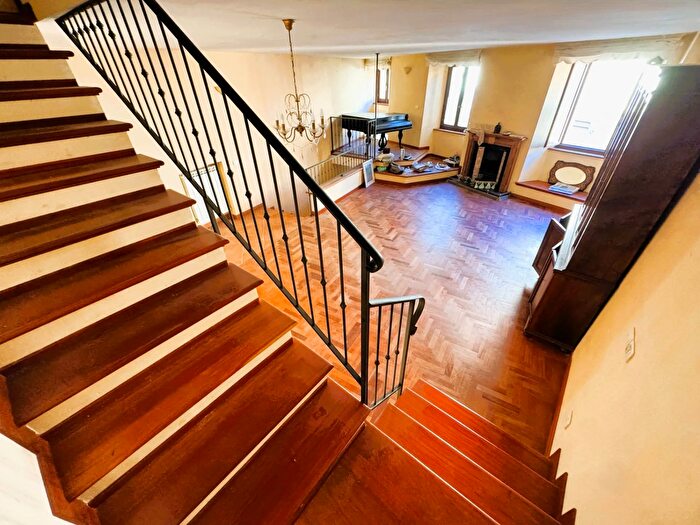 Casa con 8 locali in vendita in Via Visconti dOleggio Snc, Fermo