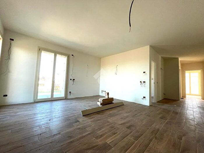 Appartamento quadrilocale in vendita in Via Tassoni, Reggio Emilia