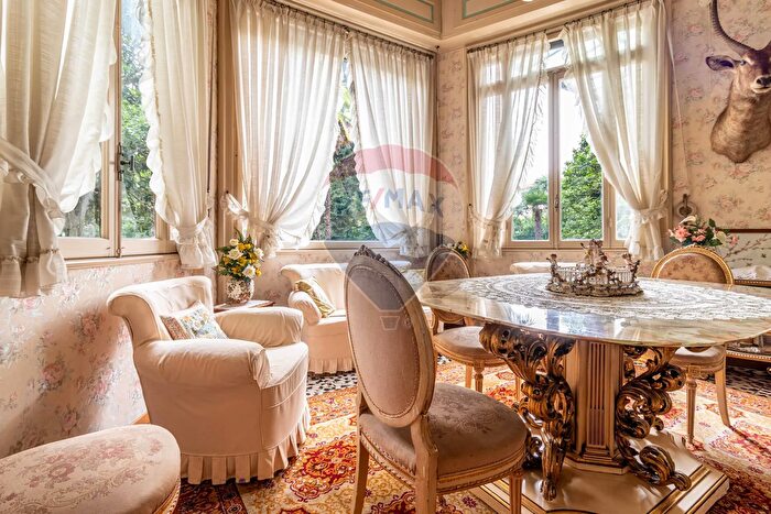 Casa con 9 locali in vendita in Lesa