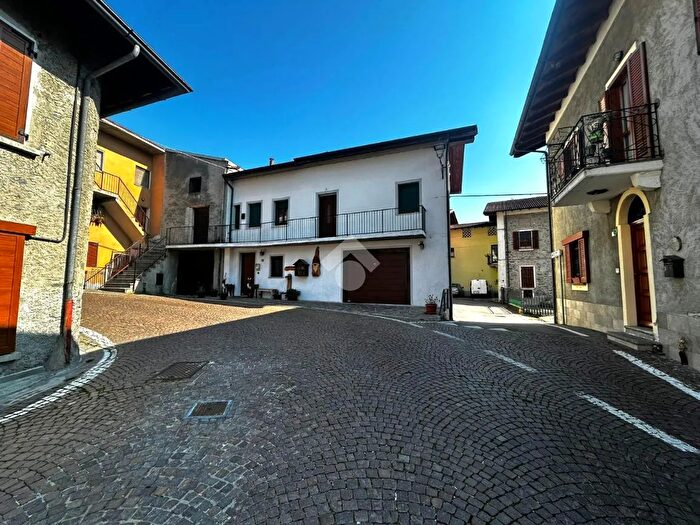 Appartamento trilocale in vendita in Via Cavour, Dubino