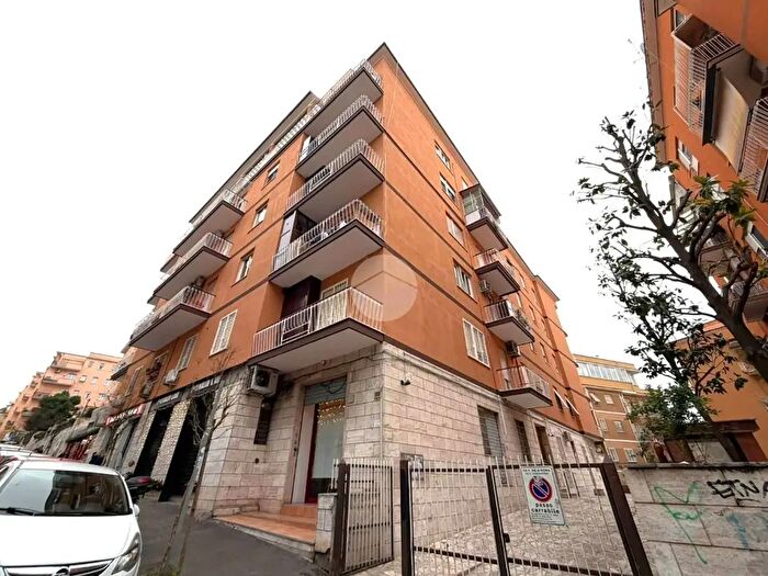 Appartamento trilocale in affitto in Via di Val Tellina, Roma