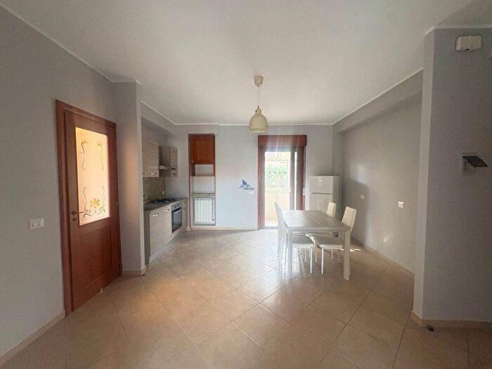 Appartamento trilocale in affitto in Via Litteri, Centro, Aci Castello