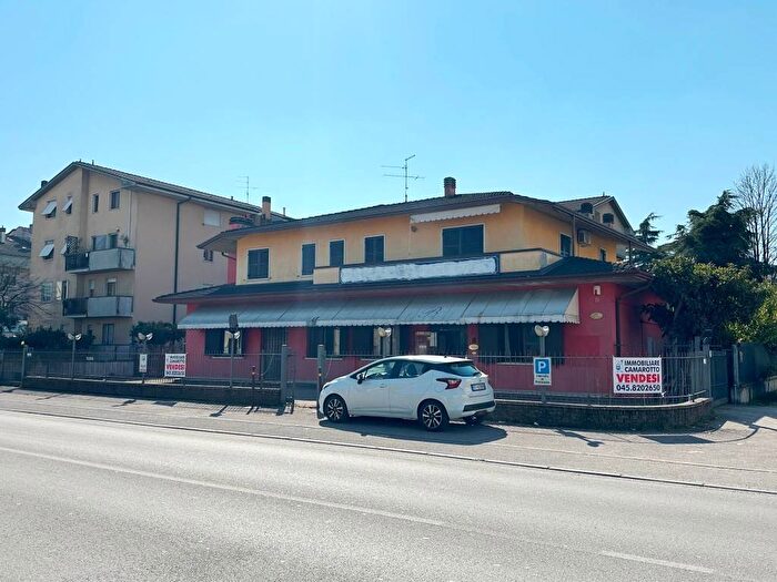 Casa con 6 locali in affitto in Via Legnago, Borgo Roma, Verona