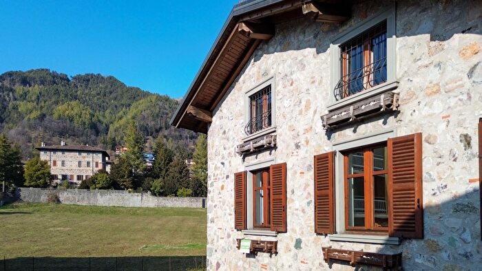 Appartamento quadrilocale in vendita in Viale Gusmini, Clusone