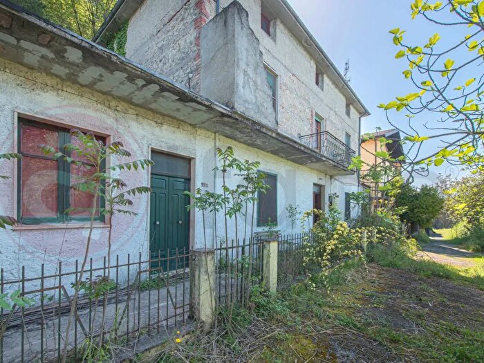 Casa con 8 locali in vendita in Contrada Pizzone Snc, Posta Fibreno