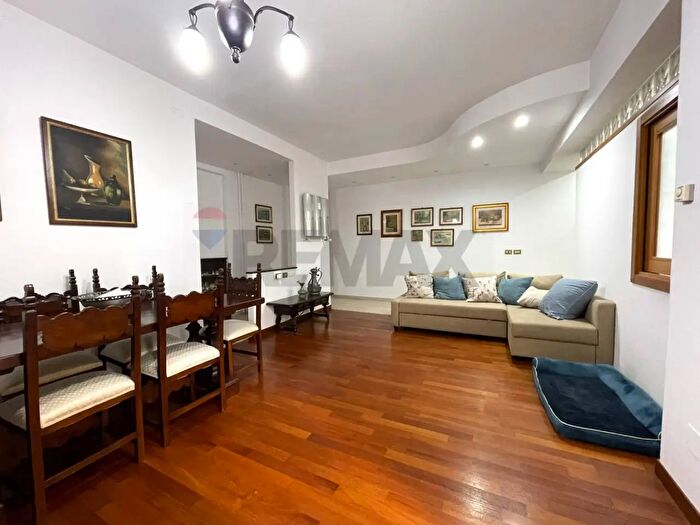 Appartamento con 5 locali in vendita in Via Pietro Castellino, Napoli