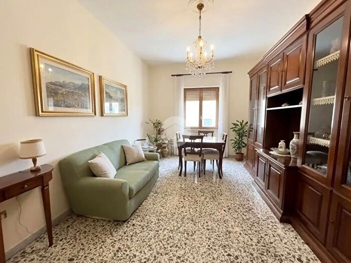 Appartamento con 5 locali in vendita in Via Gabriele Jannelli, Napoli