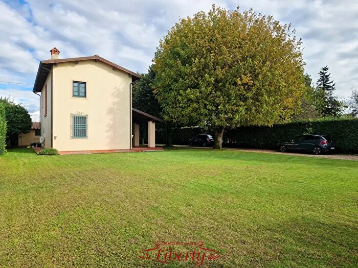 Casa con 6 locali in vendita in Viareggio