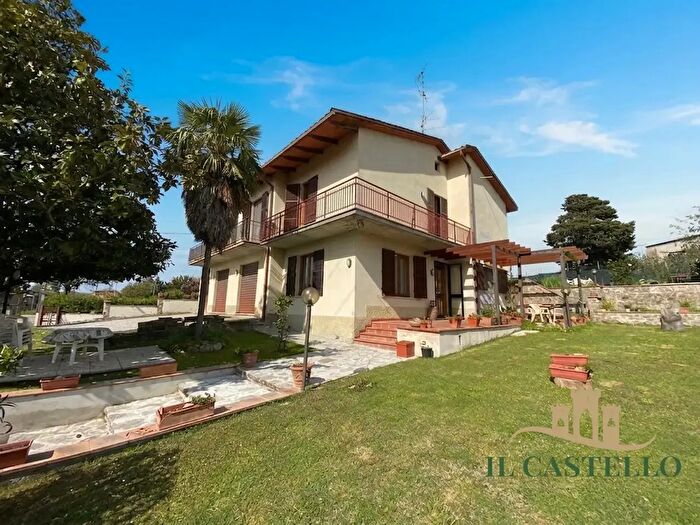 Casa con 5 locali in vendita in Chiusi