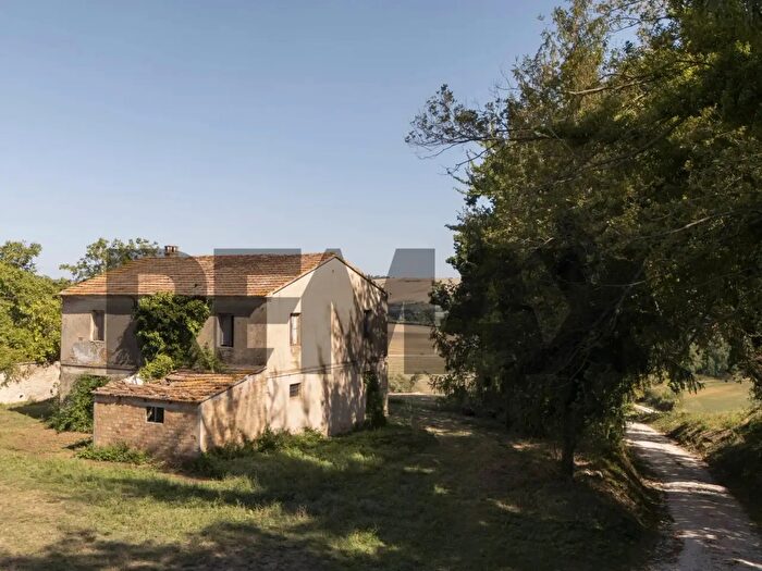 Casa con 8 locali in vendita in Contrada Case Nuove SNC, Castelleone Di Suasa
