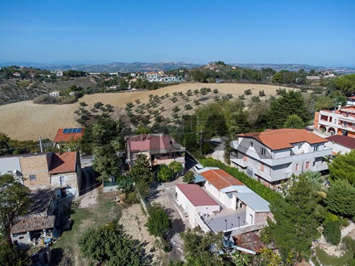 Casa con 7 locali in vendita in Via Ripoli, Spoltore