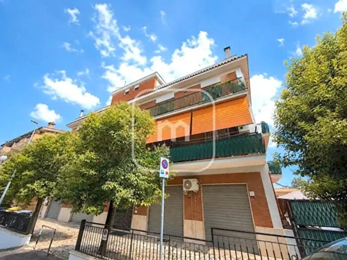 Appartamento con 5 locali in vendita in Via Vallo della Lucania, Roma