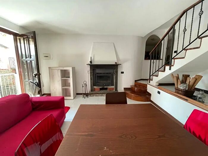Appartamento trilocale in vendita in Via Garibaldi, Cuasso Al Monte