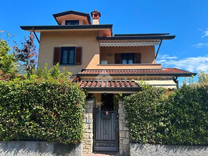 Casa quadrilocale in vendita in Via Bosca del Pomo, Costa Volpino