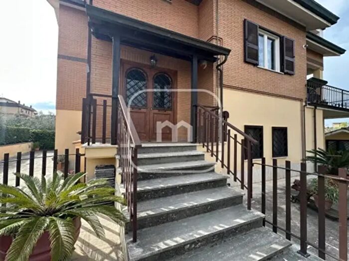 Appartamento trilocale in vendita in Via Camporotondo Etneo, Roma