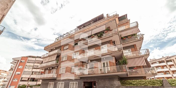 Appartamento trilocale in vendita in Via dei Savorelli, Roma