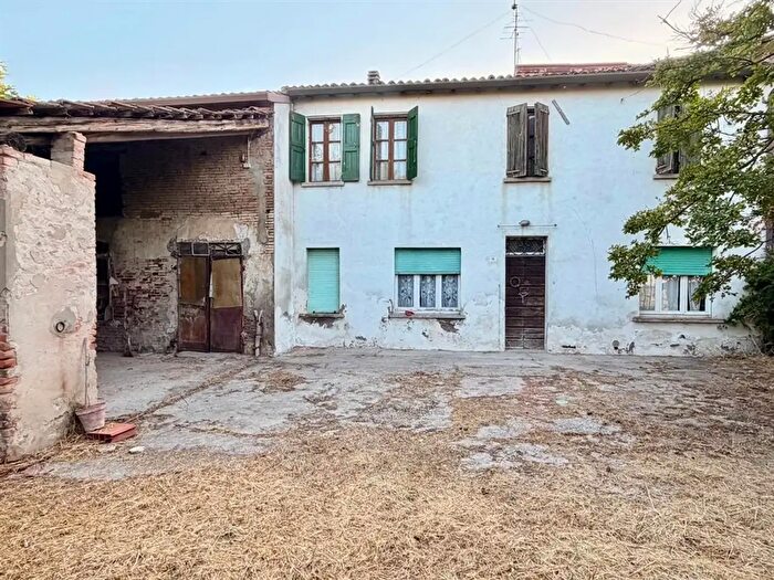 Casa con 8 locali in vendita in Via Carossa, Quistello