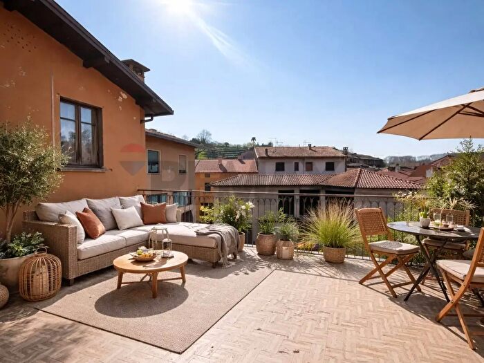 Appartamento con 18 locali in vendita in Via Valcuvia, Brenta