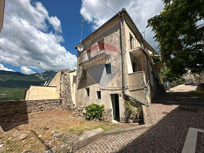 Casa con 5 locali in vendita in Via Casile, Scapoli