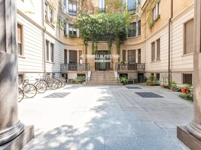 Appartamento trilocale in vendita in Via Lovanio, Milano