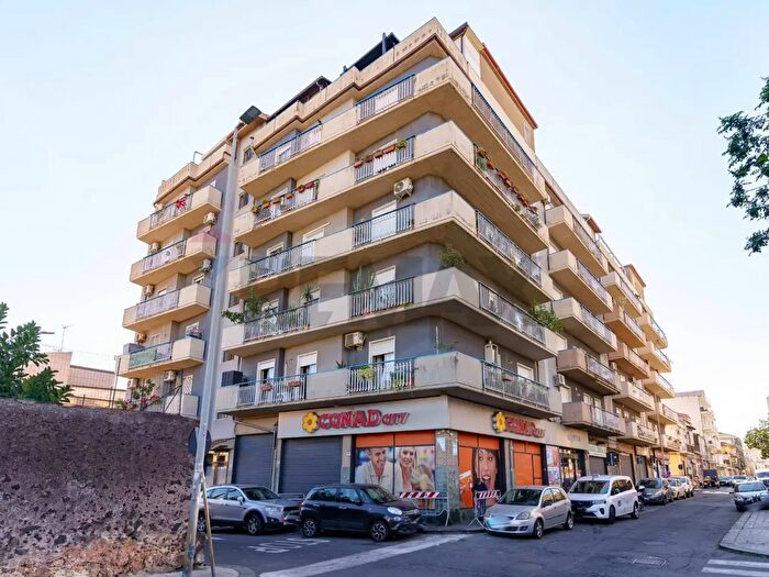 Appartamento con 8 locali in vendita in Via Wzì, Catania