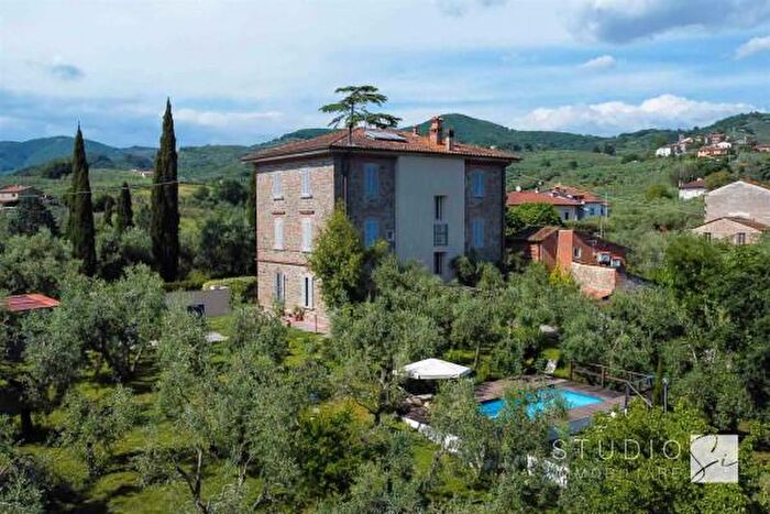 Casa con 6 locali in vendita in Via Fonda, Larciano