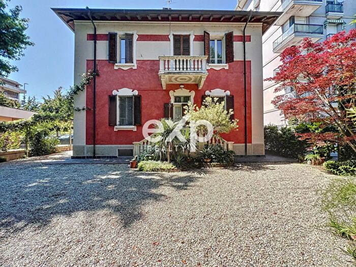 Casa con 9 locali in vendita in Sannazzaro De Burgondi