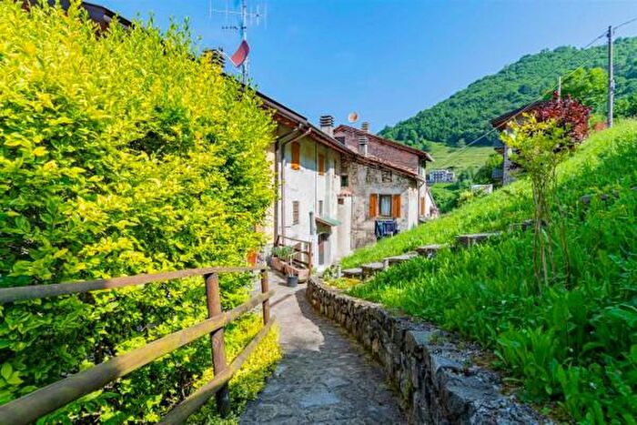 Casa quadrilocale in vendita in Via La Valle, Costa Di Serina