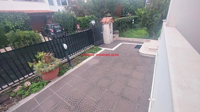 Casa con 9 locali in vendita in Via Fabriano, Folignano