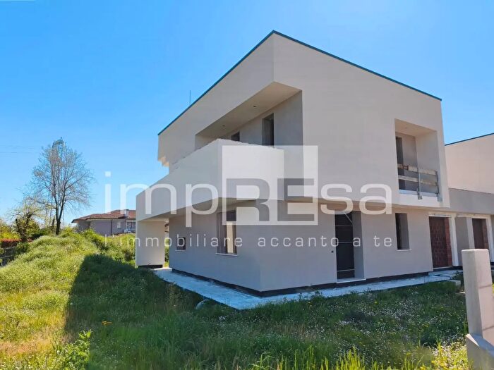 Casa quadrilocale in vendita in Via Olimpia, Paese