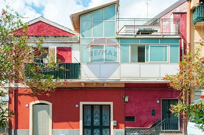 Casa trilocale in vendita in Via Santi Elena E Costantino, Aci Catena