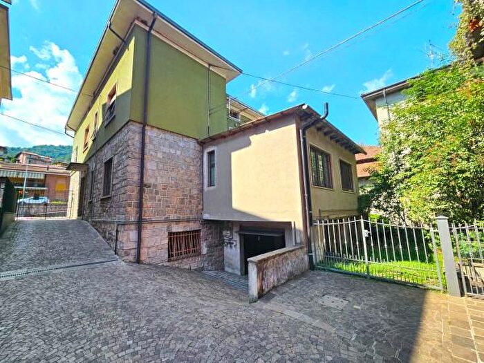 Casa quadrilocale in vendita in Via Don Bartolomeo Ferrari, Vertova