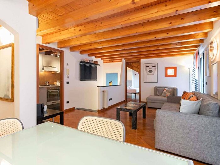 Appartamento trilocale in affitto in Viale Lunigiana, Cascina dei Pomi, Milano