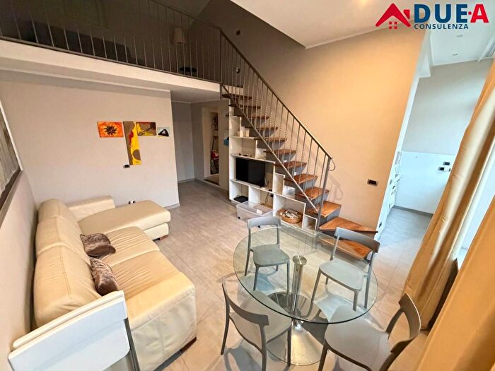 Appartamento bilocale in affitto in Via Chiatamone, Santa Lucia, Napoli