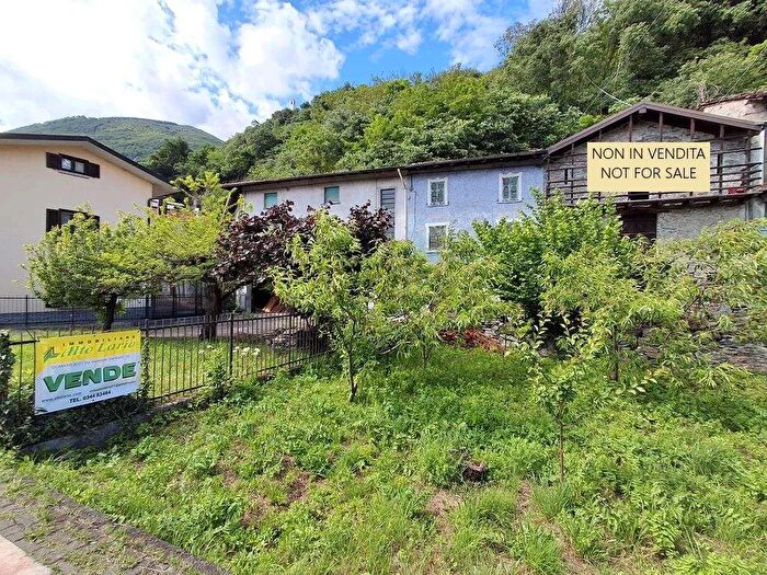 Casa con 10 locali in vendita in Sorico