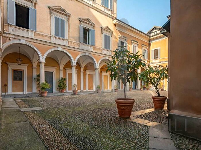 Appartamento trilocale in affitto in Via Manin, Turati, Milano