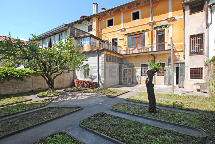 Casa con 9 locali in vendita in Via Foscola, Castelgomberto