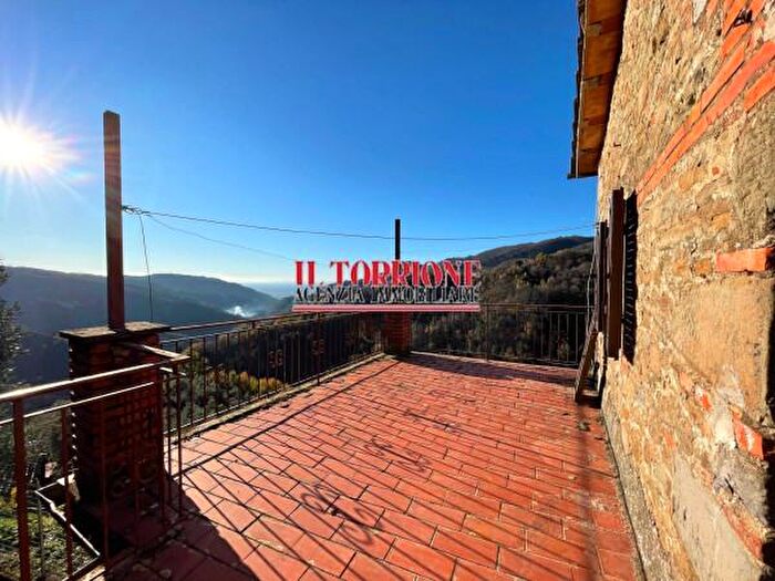 Casa con 6 locali in vendita in Via Val di Torbola, Pescia