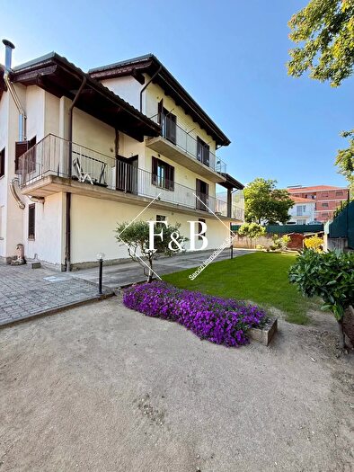 Casa con 10 locali in vendita in Strada Valmanera, Asti