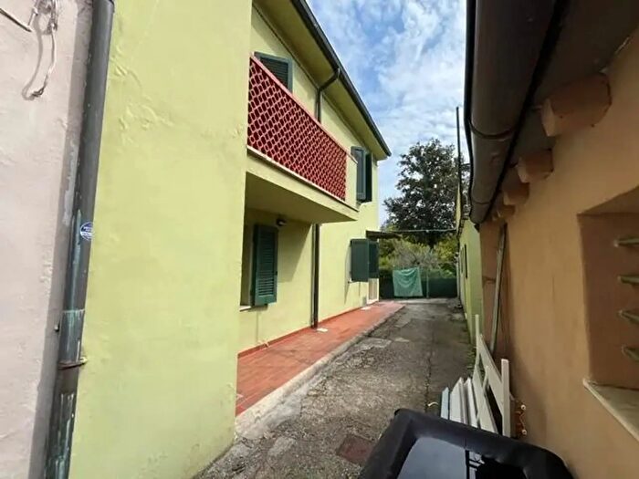 Casa con 8 locali in vendita in Pontedera