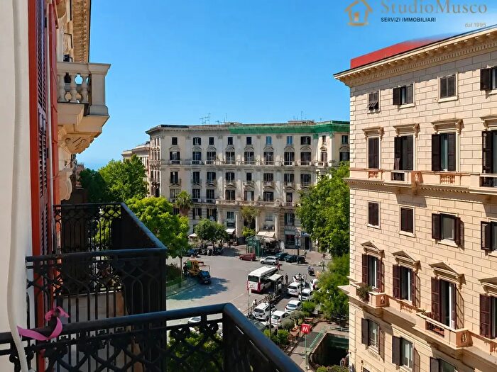 Appartamento con 10 locali in vendita in Via Gian Lorenzo Bernini, Napoli